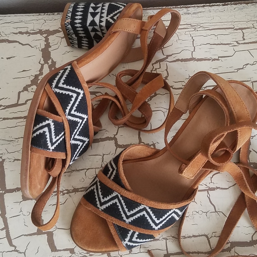 Bettye by Bettye Muller 7.5 Lace Up Ankle Heels Very Good Condition
